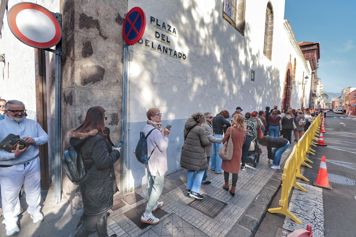 Colas para ver a 'La Siervita'