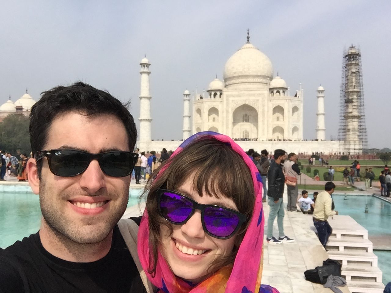 Víctor y su novia, en el Taj Mahal
