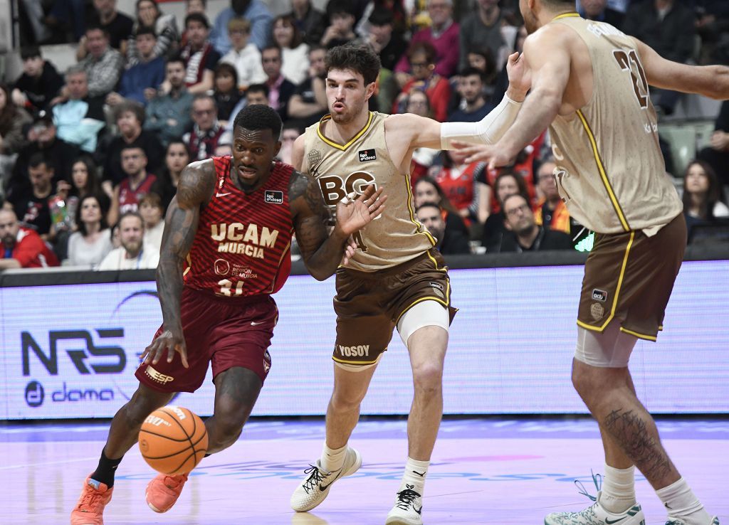 Todas las imágenes del partido del UCAM Murcia contra el Bàsquet Girona