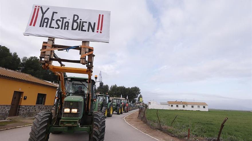 Mil tractores cortan la A-92 y la A-45 contra los bajos precios del campo