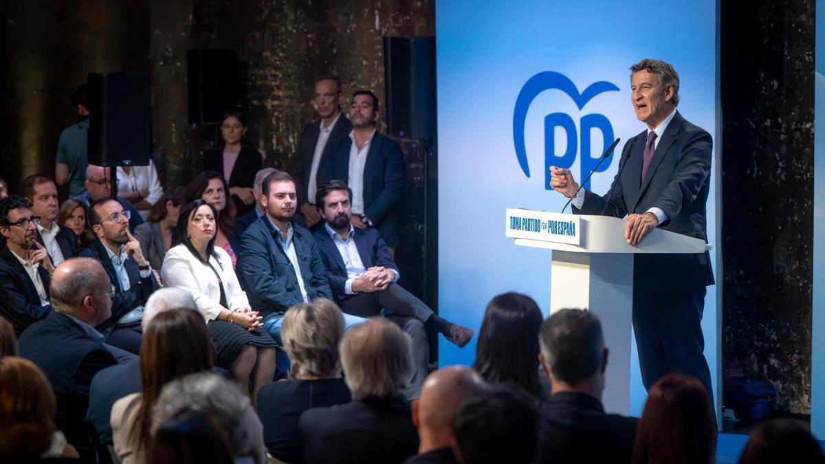 El presidente del PP, Alberto Núñez Feijóo, presenta el plan de inmigración en Barcelona.