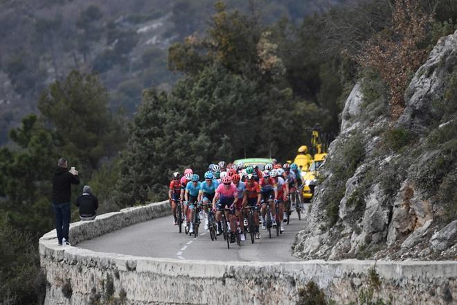 El pelotón de ciclistas durante la 8a etapa de la París-Niza en Niza.