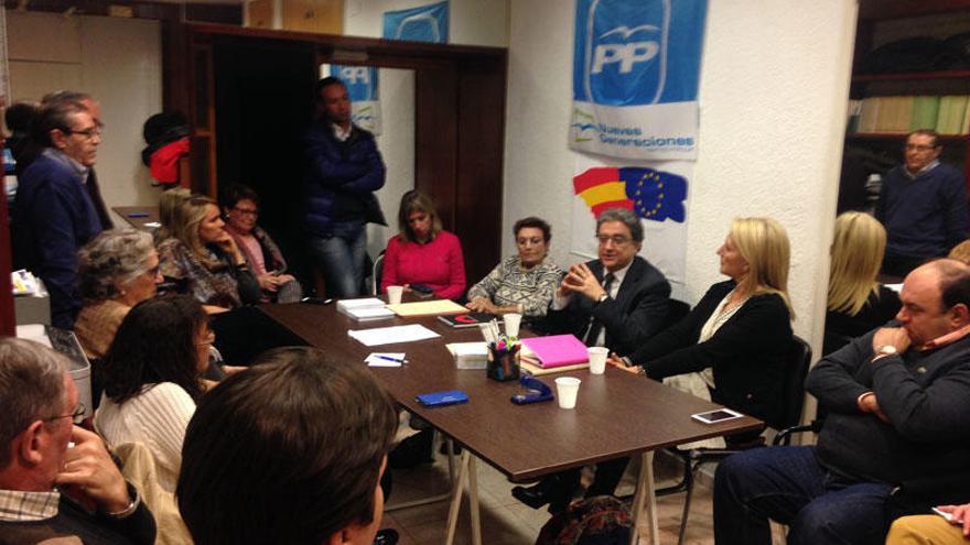 Millo amb els militants del PP.