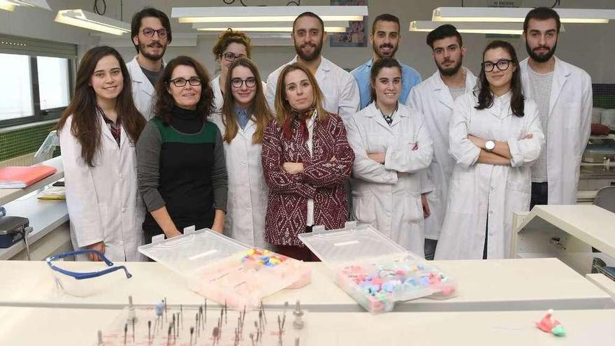 Alumnos y profesoras del proyecto de miniempresas del CIFP Ánxel Casal.