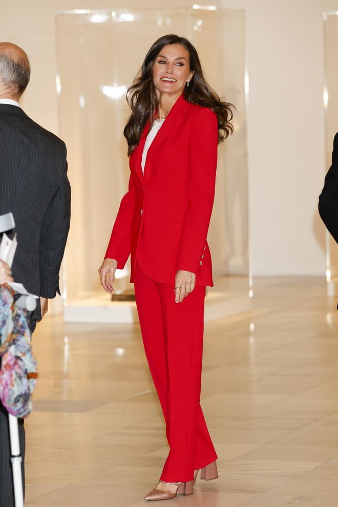 La reina Letizia con traje rojo de Carolina Herrera.