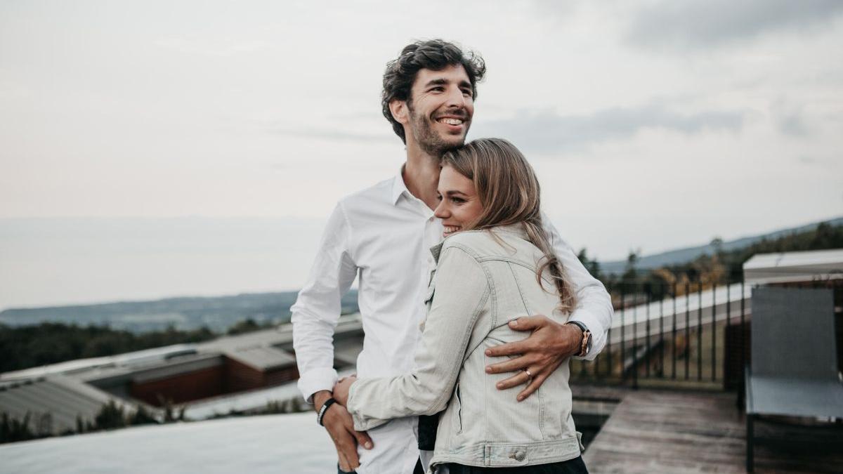 Los hombres declaran antes su amor que las mujeres en las relaciones sentimentales que se inician, según un estudio.