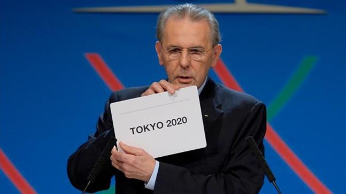 El presidente del COI, Jacques Rogge, abre el sobre con la ciudad de Tokio como ciudad designada para organizar los JJOO del 2020.