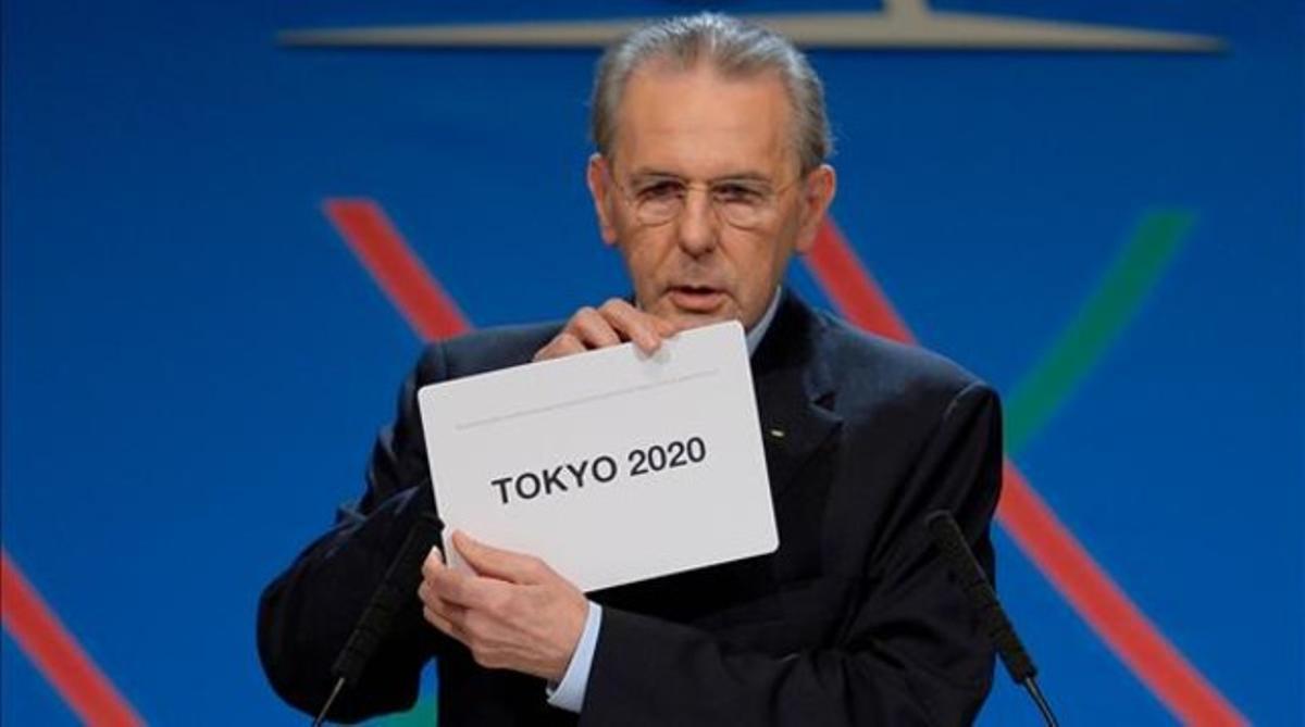 El president del COI, Jacques Rogge, obre el sobre amb la ciutat de Tòquio com a ciutat designada per organitzar els Jocs del 2020. El president del COI, Jacques Rogge, obre el sobre amb la ciutat de Tòquio com a ciutat designada per organitzar els Jocs del 2020.