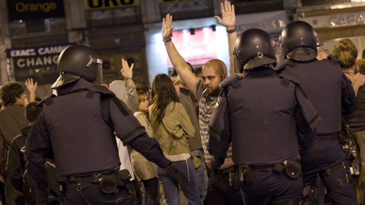 Agentes de la Policía Nacional desalojan a los indignados de la Puerta del Sol, esta madrugada.