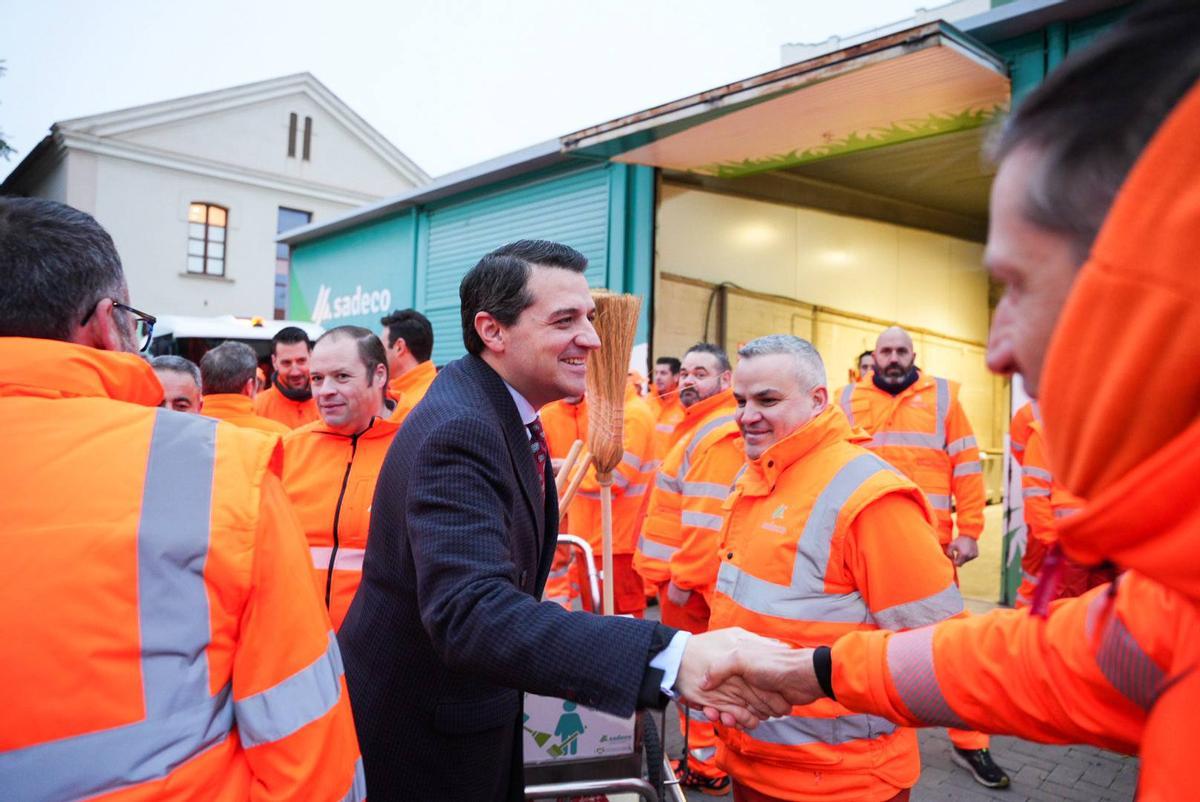 José María Bellido felicita a los nuevos trabajadores de Sadeco este jueves.