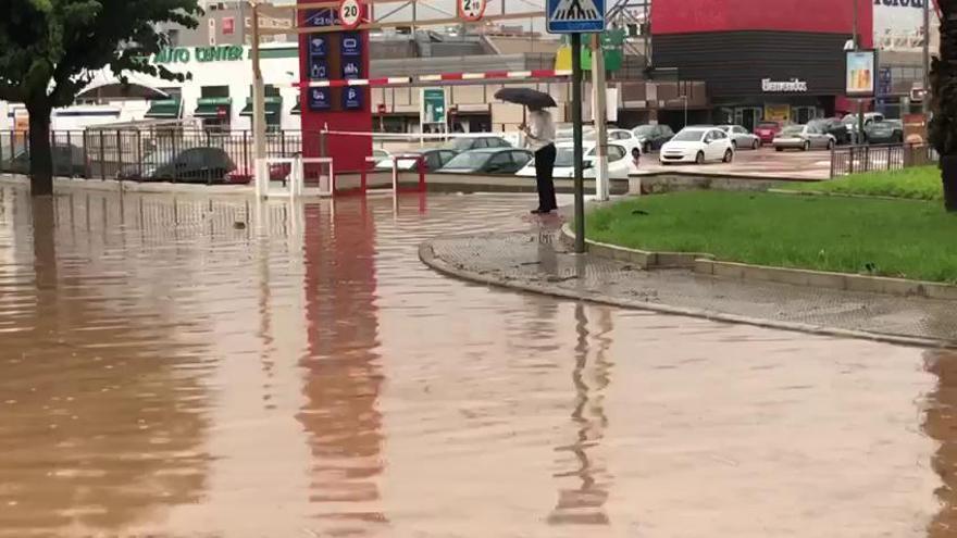 La lluvia convierte en un lago la zona de Carrefour Zaraiche
