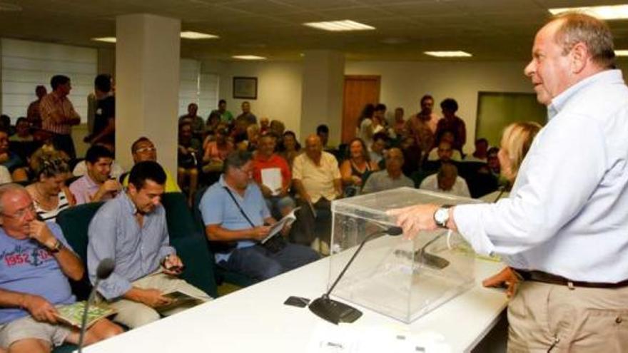 Pedro Valera durante la multitudinaria asamblea celebrada ayer en la Casa de la Festa.