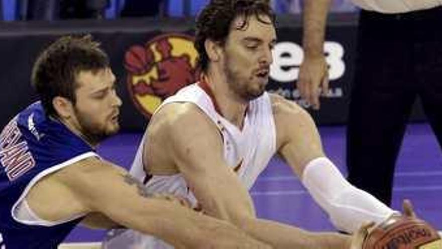 Freeland ante Gasol en la derrota de Gran Bretaña ante España.