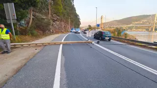 Golpean y cae un poste eléctrico sobre la PO-551 en Domaio