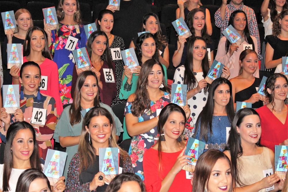 Las candidatas a fallera mayor de València visitan el concurso de teatro fallero