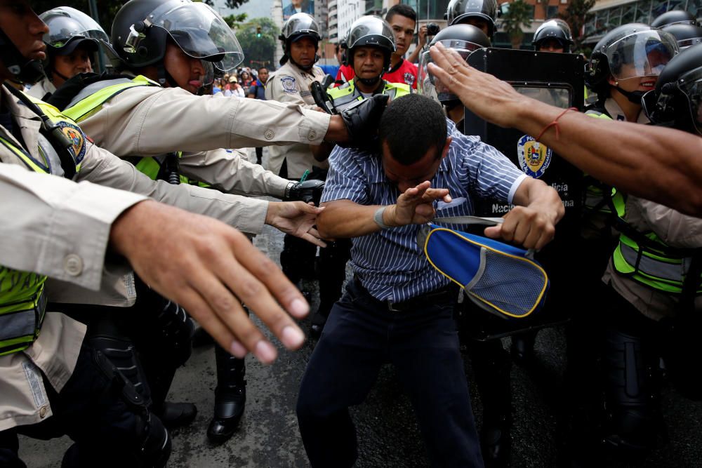 Las fuerzas de seguridad venezolanas han lanzado gases lacrimógenos para intentar desalojar a los opositores.