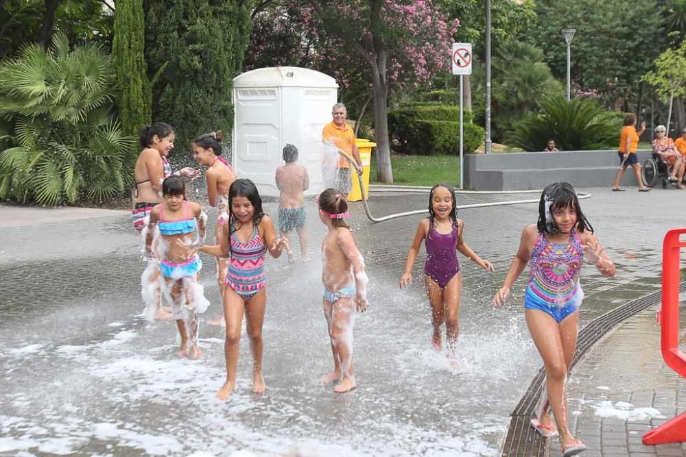 Bañadores, gafas de piscina y chanclas fueron las armas que utilizaron los niños para jugar con las burbujas