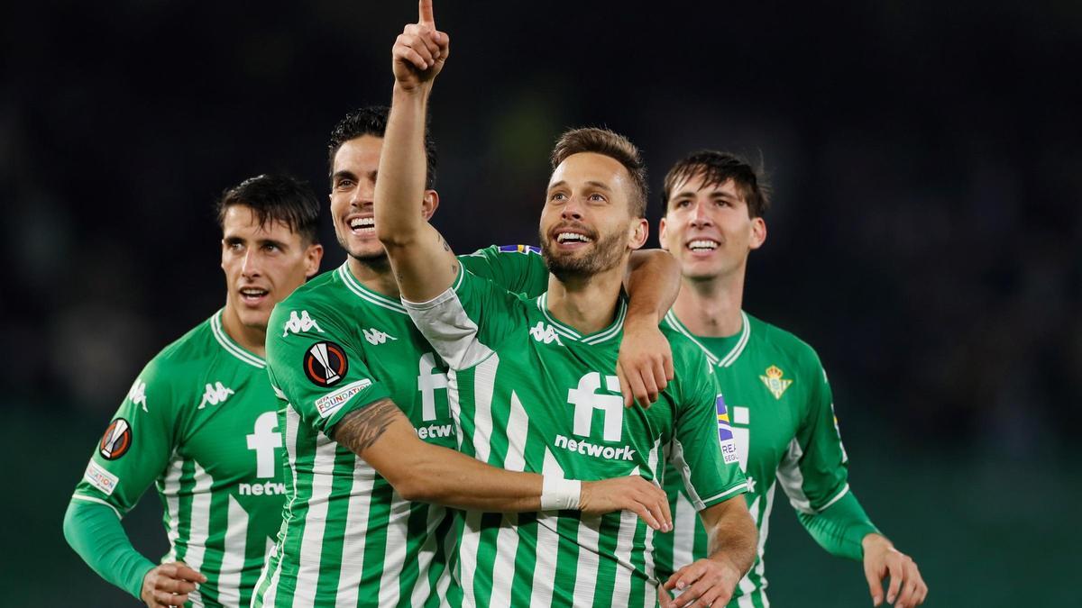 El Real Betis celebra el gol de Sergio Canales.