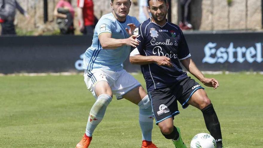 Diego Alende, del Celta B, presiona a un jugador del Boiro en un partido en Barreiro. // José Lores