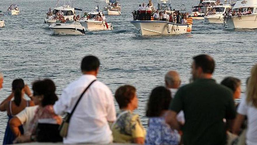 El paseo Carrer la Mar de El Campello era ayer un hervidero de personas que no quisieron perderse la tradicional procesión de la Virgen del Carmen por la bahía.