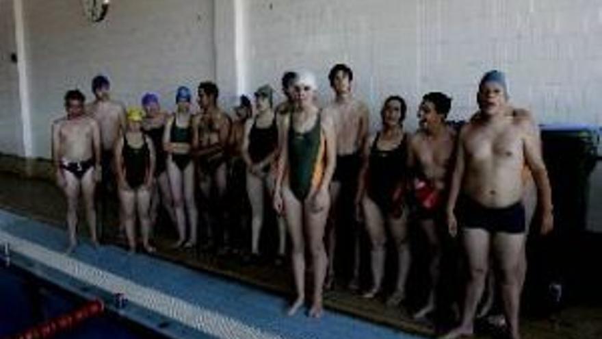 Los niños de Aspaínca clausuran el curso con actividades en la piscina de la Ciudad Deportiva