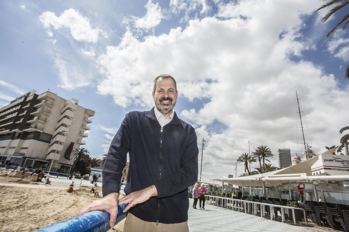 José Miguel Viñas, este miércoles en el paseo de Gómiz, en la playa del Postiguet