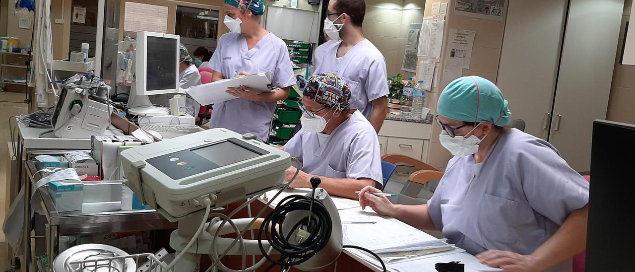 Personal sanitario en la UCI del Hospital General de Elche durante las primeras olas de coronavirus