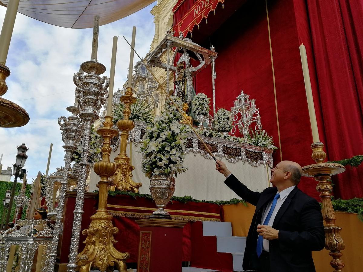 Luis Chamorro encendiendo un altar de Corpus