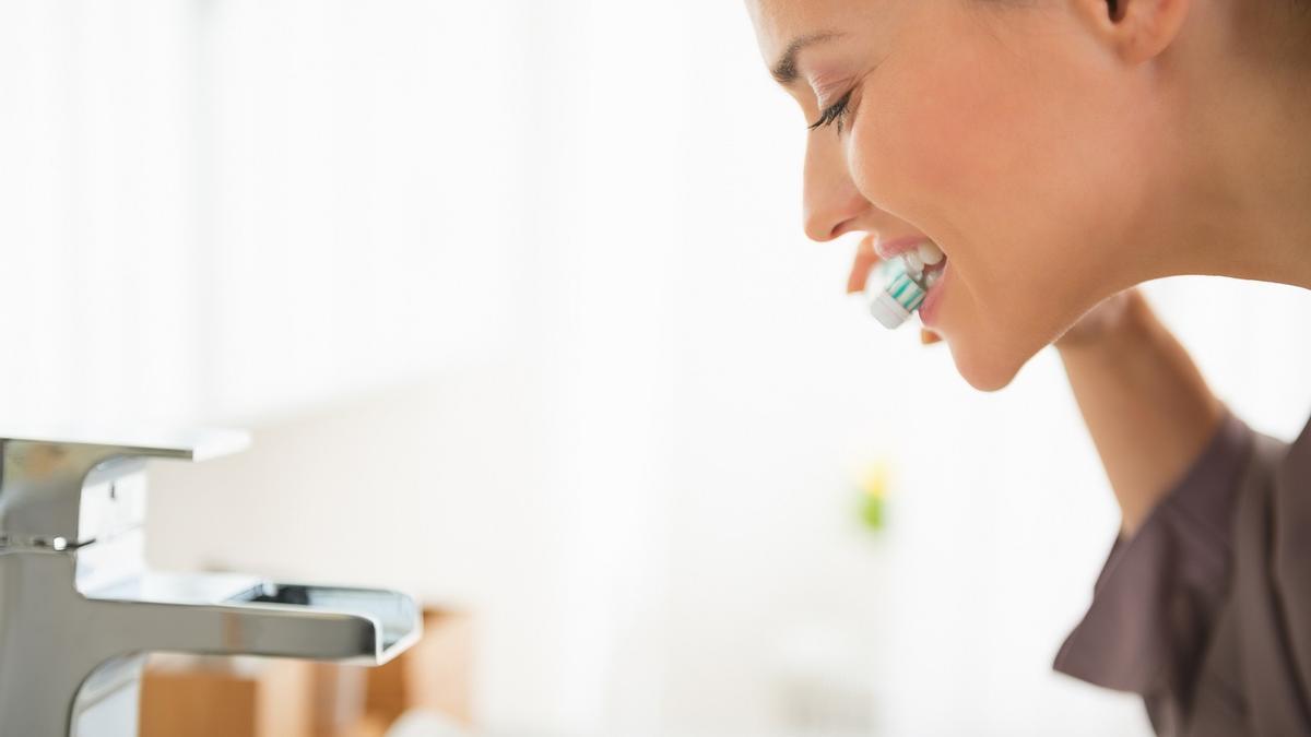 Cerca del 80% de los adultos se cepillan los dientes, al menos, dos veces al día