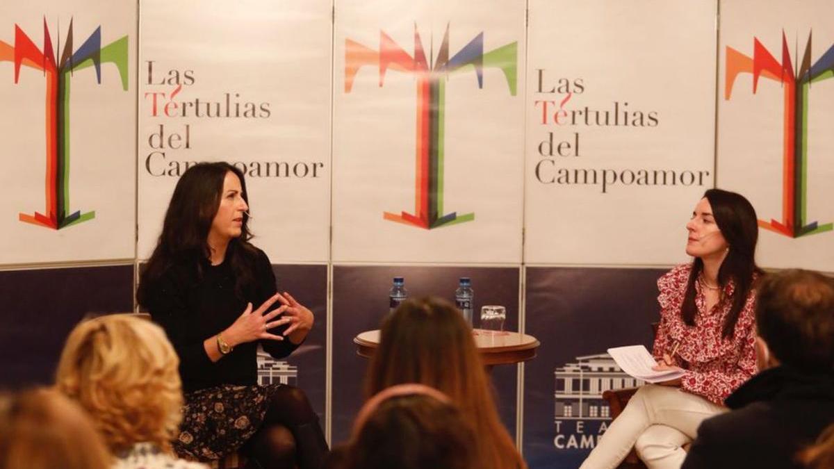 Oruña, a la izquierda, dialoga con Elena Menéndez Chorén, ayer, en el Campoamor. | Luisma Murias