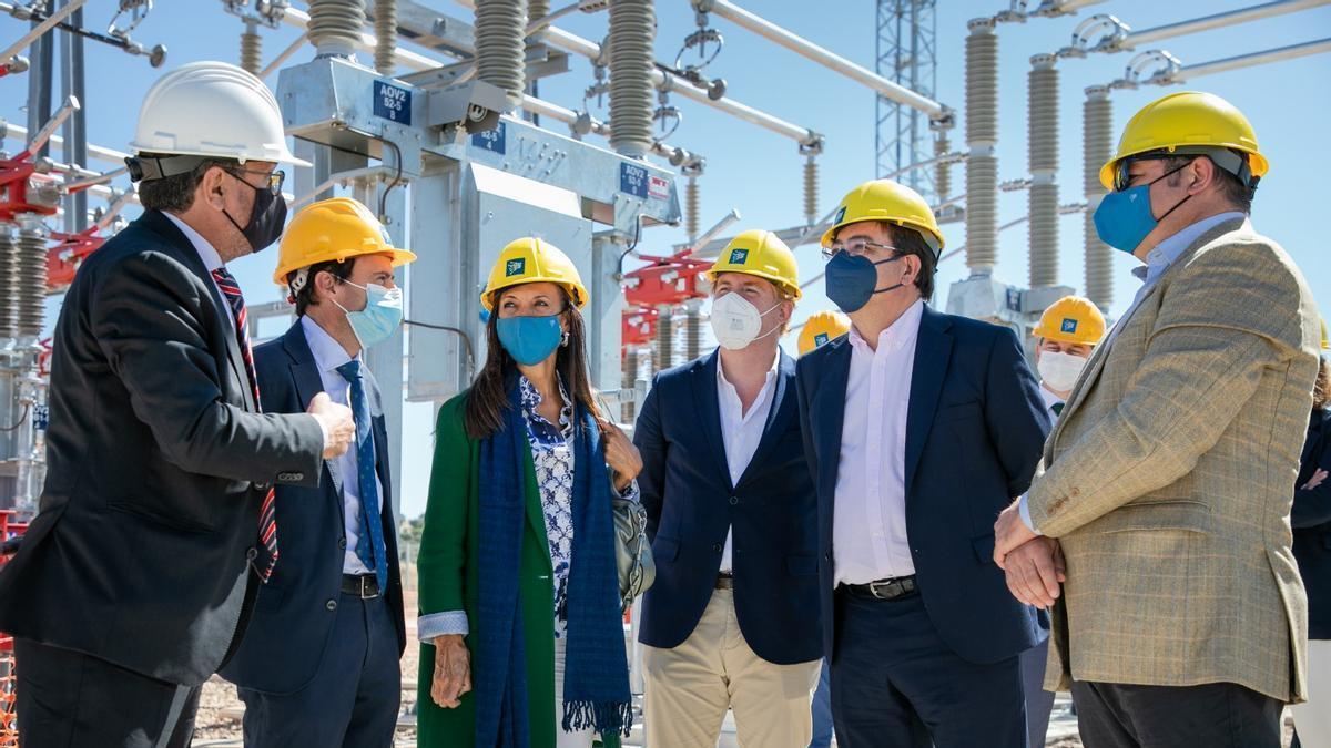 El presidente de la Junta, Guillermo Fernández Vara, durante su visita a la subestación eléctrica Río Caya, ubicada en la Plataforma Logística en Badajoz.