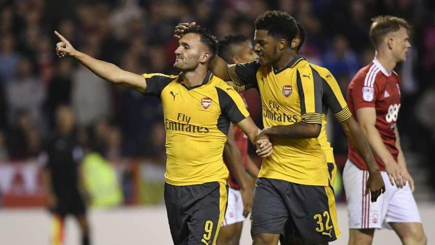 Lucas celebra junto a Akpom uno de sus dos goles al Nottingham Forest en la Copa de la Liga.