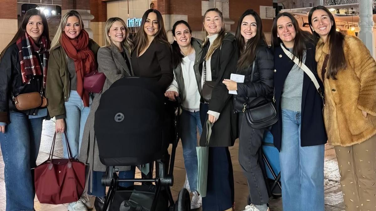 Las falleras de 2014 se reunieron para liquidar la Cena de Cortes