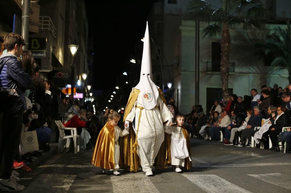 Miles de personas contemplaron el paso de las imágenes de las seis cofradías que participan en Lunes Santo