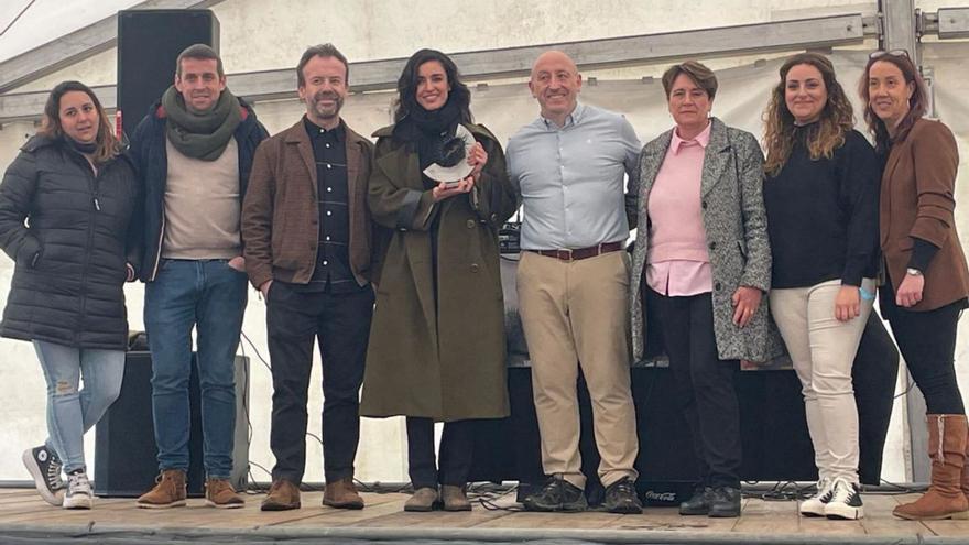 Por la izquierda, Ruth Vigil, José Ángel Toyos, Nacho Manzano, Blanca Romero, Javier López, Esther Freile, Lucía Barro y María Antonia Fernández, ayer, en el Festival de los oricios de Güerres, en el concejo de Colunga.