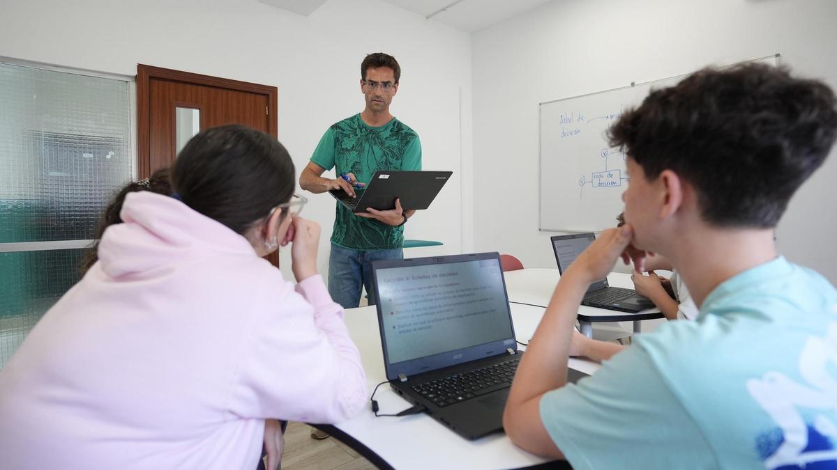 Un profesor con varios alumnos en el aula.