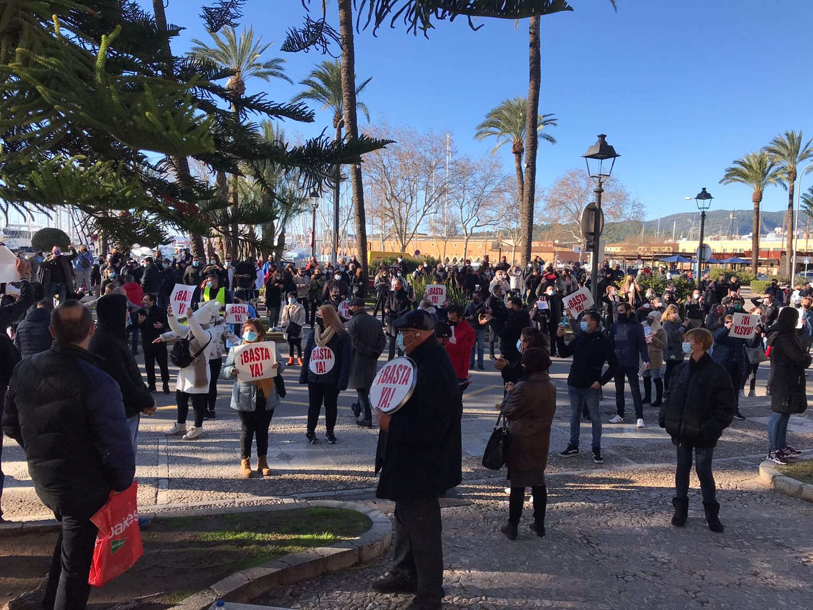 Unos 500 restauradores desafían la prohibición y protestan ante el Consolat contra el cierre