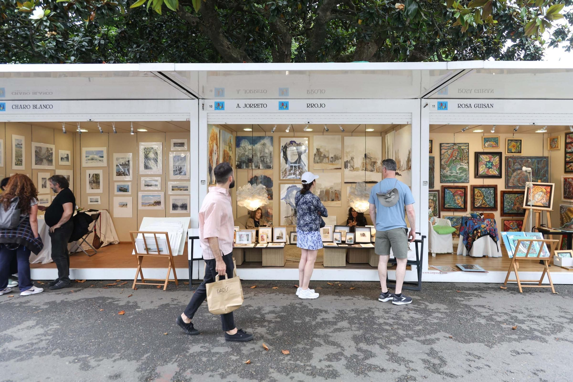 Feria de artes plásticas en los jardines de Méndez Núñez
