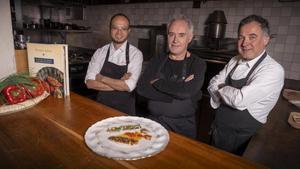 Takeshi Somekawa, Ferran Adrià y Albert Raurich, en Dos Pebrots con el salmonete Gaudí.