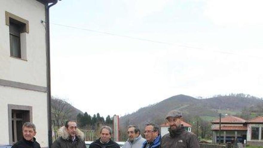 Los miembros de la Plataforma Pro Carretera Grado-Trubia: Maxi García, Gerardo Álvarez, José Antonio Álvarez, Olegario Arias y Roberto Velasco, junto al diputado regional Fernando Goñi (PP), segundo por la izquierda.