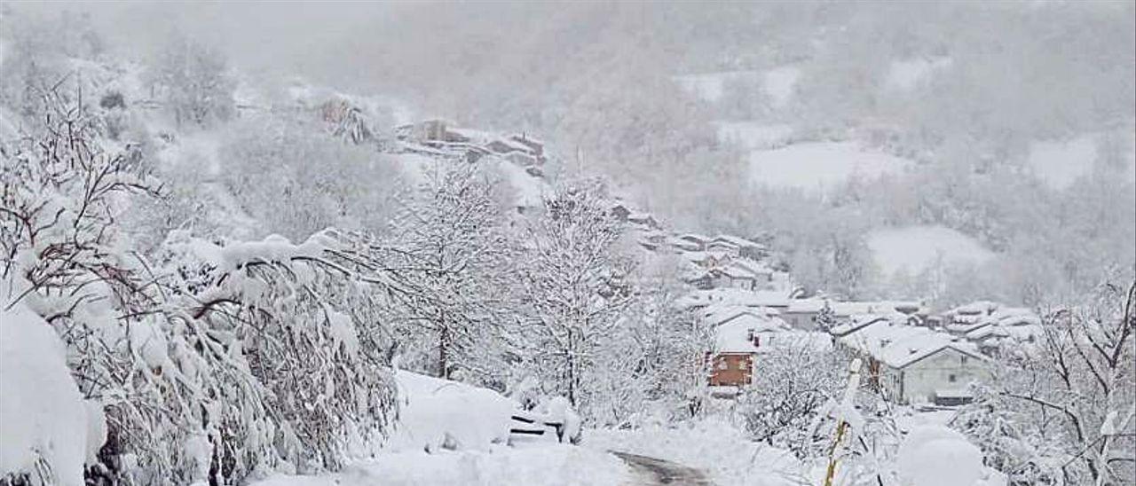 La carretera del puerto a la altura del desvío al pueblo de Tarna, ayer.