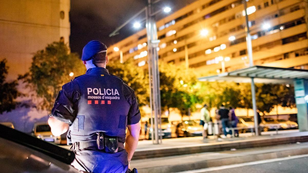 Un mosso en el barrio de La Mina, en Sant Adrià del Besòs.