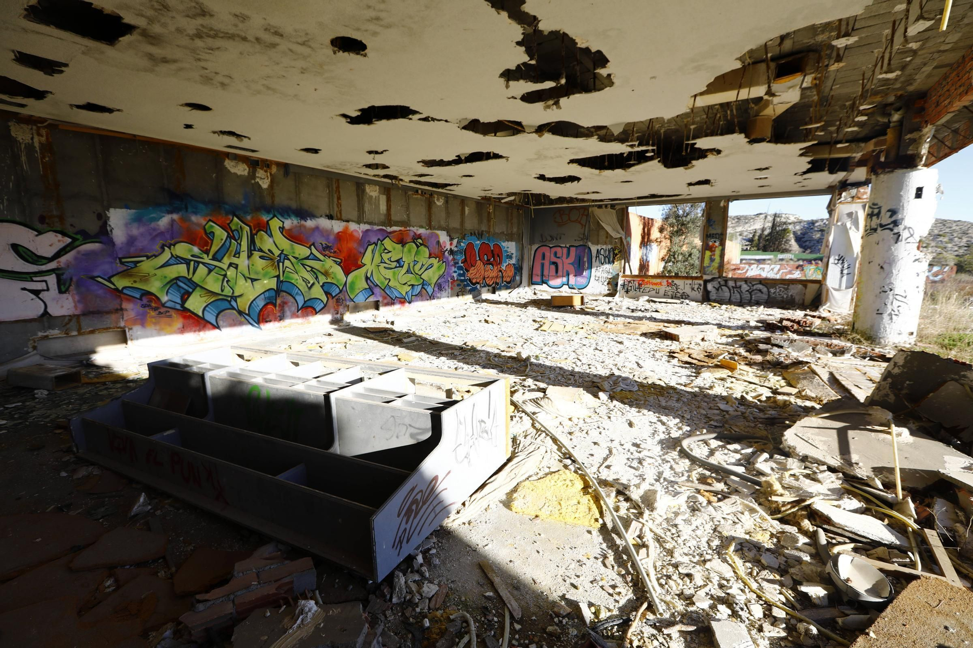 Así se encuentra el abandonado casino Montesblancos, en Alfajarín