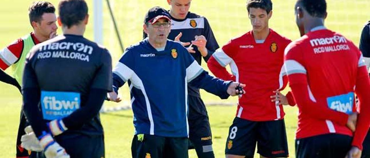 Vázquez conversa con sus pupilos durante el entrenamiento de ayer.