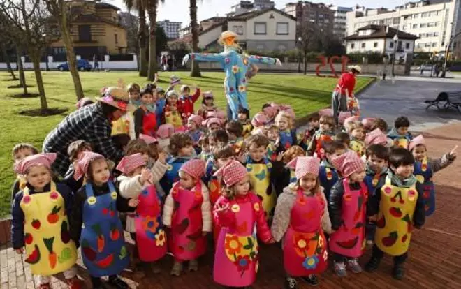 Niños de colegio del Bibio pasean disfrazados por la zona de la Plaza de Toros