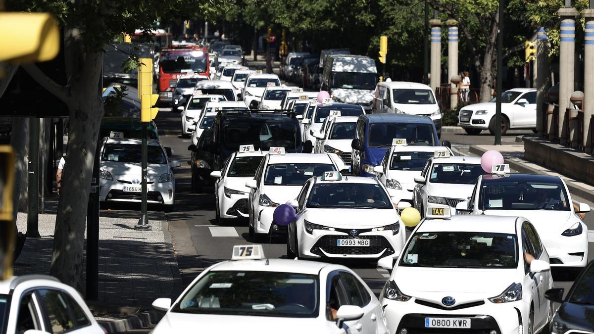 Una protesta del sector del taxi en Zaragoza
