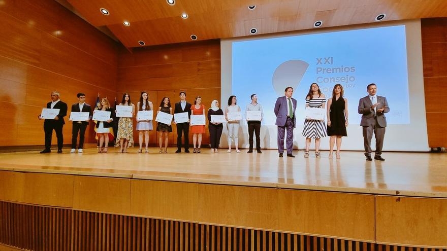 Estudiantes galardonados en el acto.