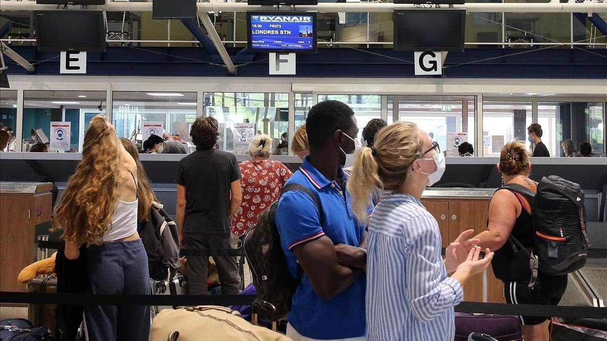 zentauroepp54487373 people check in for a flight to london at the biarritz airpo200814191940