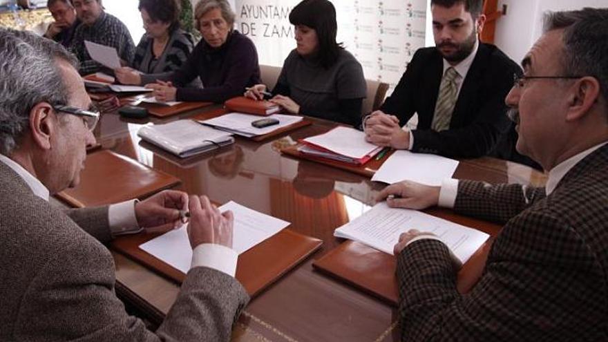 Feliciano Fernández (PP) preside la comisión de Urbanismo celebrada ayer.