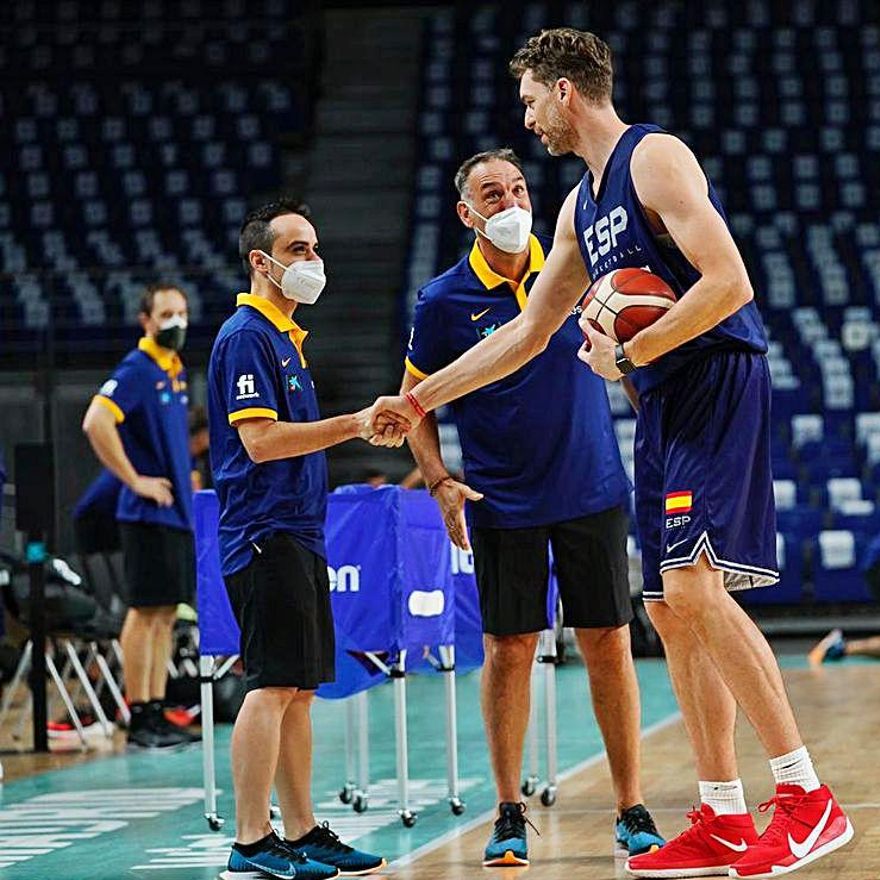 Jorge Lorenzo saluda a Pau Gasol